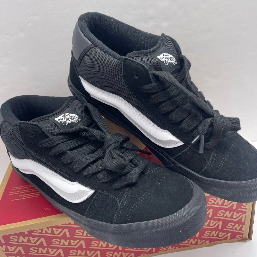 Vans Men’s 11.5 Knu Mid
Black/Black/White
VN000CQ9B8C Sneakers - Picture 6 of 16